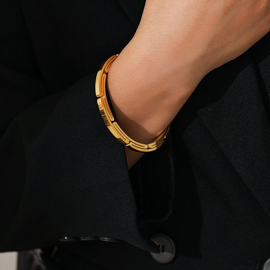Solara Edge Bangle – 18K Gold-Plated Titanium | Modern Openwork Cuff
