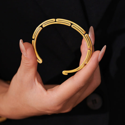 Solara Edge Bangle – 18K Gold-Plated Titanium | Modern Openwork Cuff